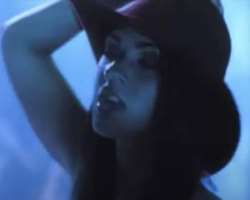 Fox played the character of an uncredited extra in the film 